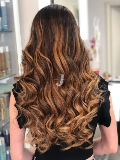 Foto di donna con capelli lunghi castano medio sabbia