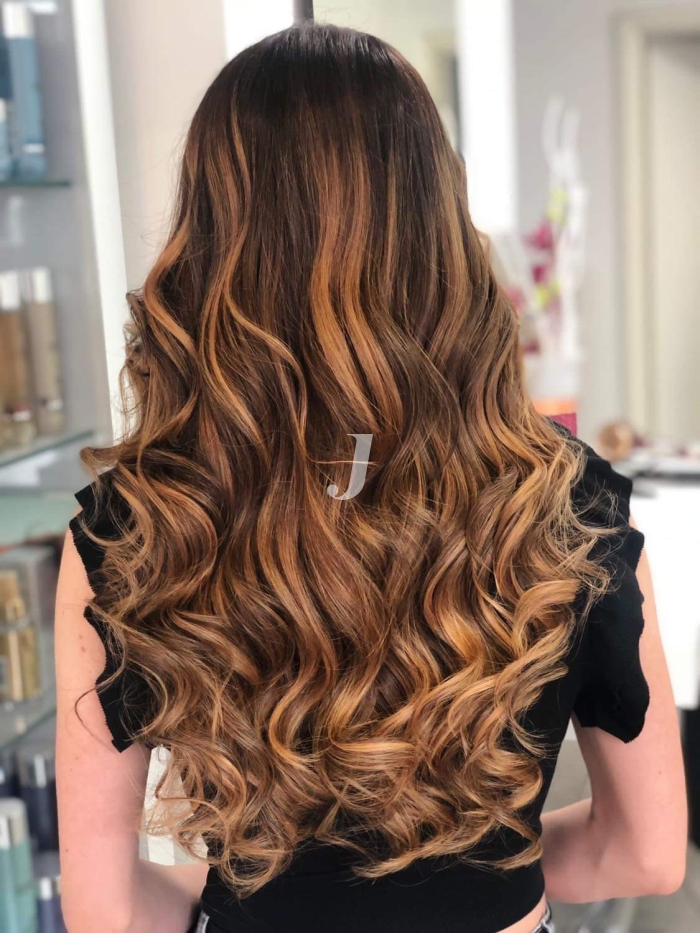 Foto di donna con capelli lunghi castano medio sabbia