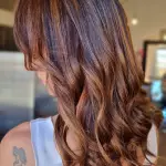 Foto di donna con capelli lunghi castano medio sabbia