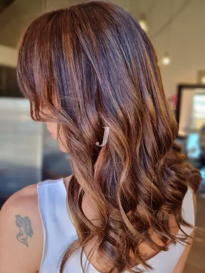 Foto di donna con capelli lunghi castano medio sabbia