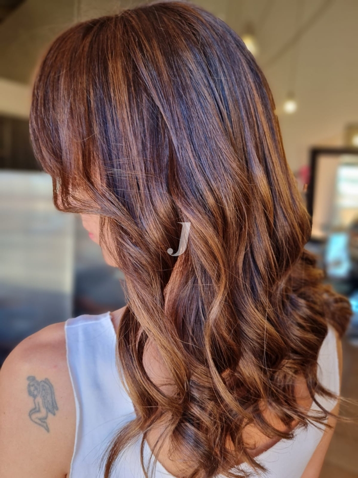 Foto di donna con capelli lunghi castano medio sabbia