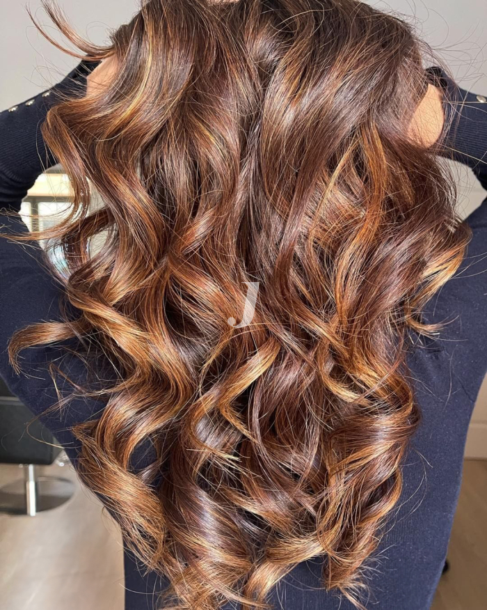 Foto di donna con capelli lunghi castano medio sabbia