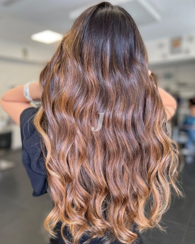 Foto di donna con capelli lunghi castano medio sabbia