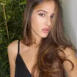 Foto di donna con capelli lunghi castano medio sabbia