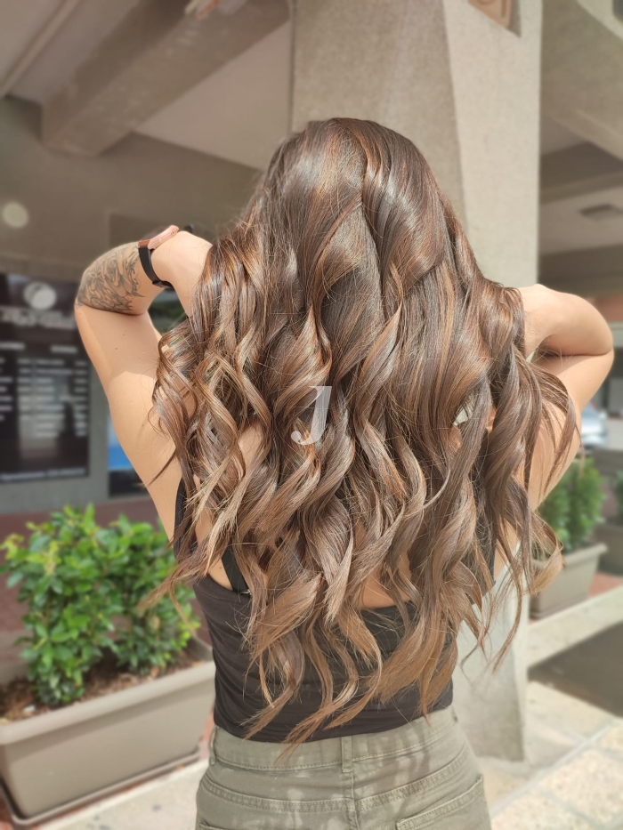 Foto di donna con capelli lunghi castano medio sabbia