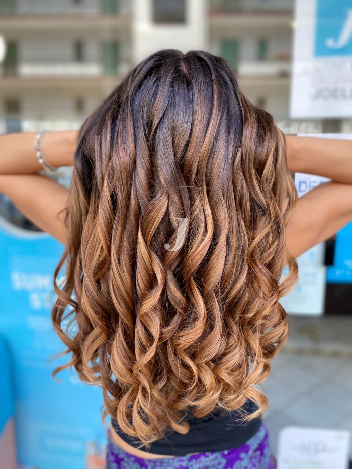 Foto di donna con capelli lunghi castano medio sabbia