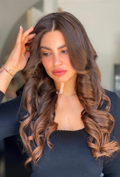 Foto di donna con capelli lunghi castano medio sabbia