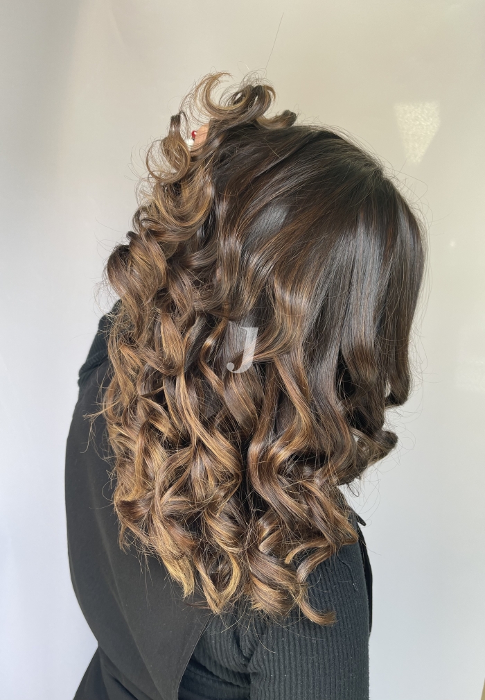 Foto di donna con capelli lunghi castano medio sabbia