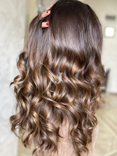 Foto di donna con capelli lunghi castano medio sabbia