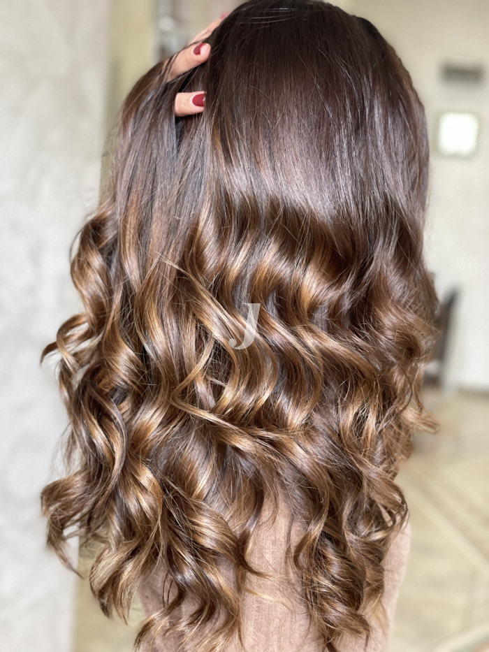 Foto di donna con capelli lunghi castano medio sabbia