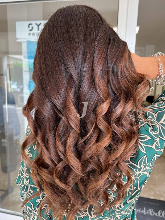 Foto di donna con capelli lunghi castano medio sabbia