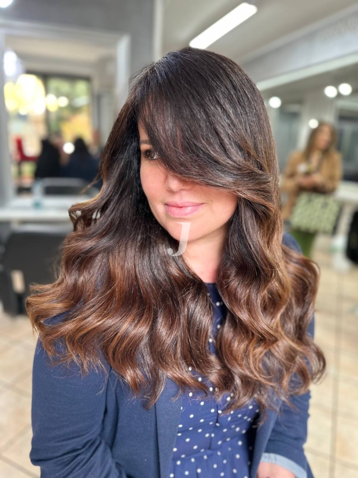 Foto di donna con capelli lunghi castano medio marrone