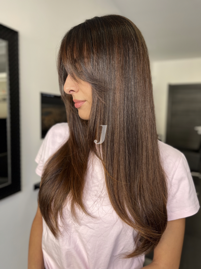 Foto di donna con capelli lunghi castano medio marrone