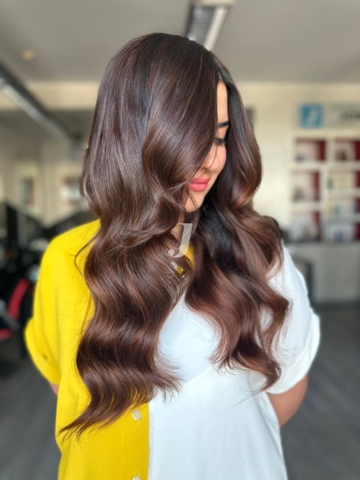 Foto di donna con capelli lunghi castano medio marrone