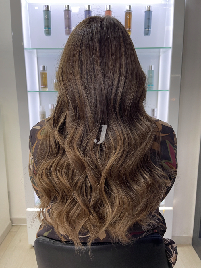 Foto di donna con capelli lunghi castano medio marrone