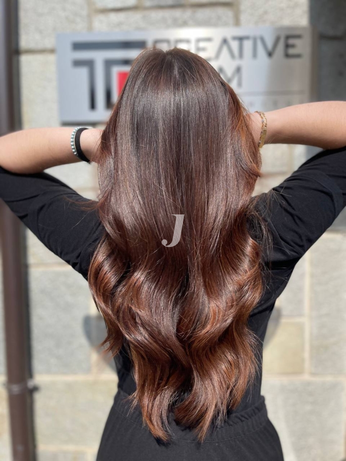 Foto di donna con capelli lunghi castano medio marrone