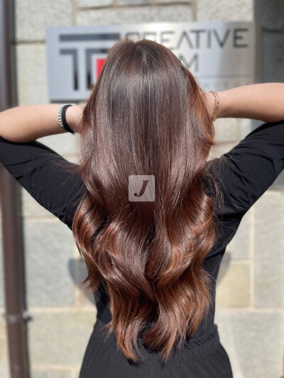 Foto di donna con capelli lunghi castano medio marrone