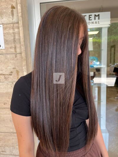 Foto di donna con capelli lunghi castano medio marrone