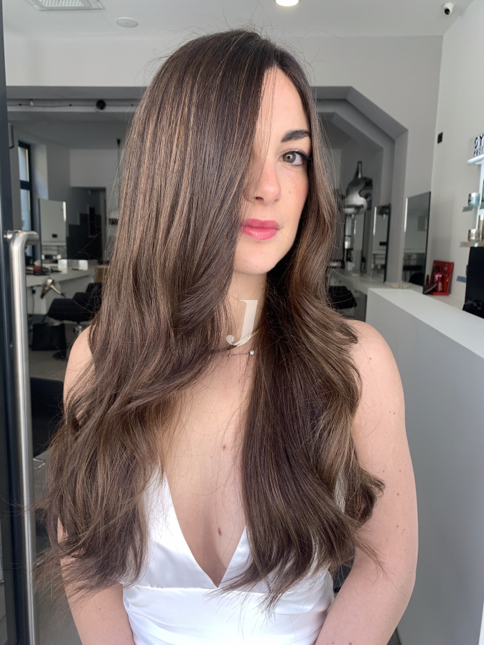 Foto di donna con capelli lunghi castano medio marrone