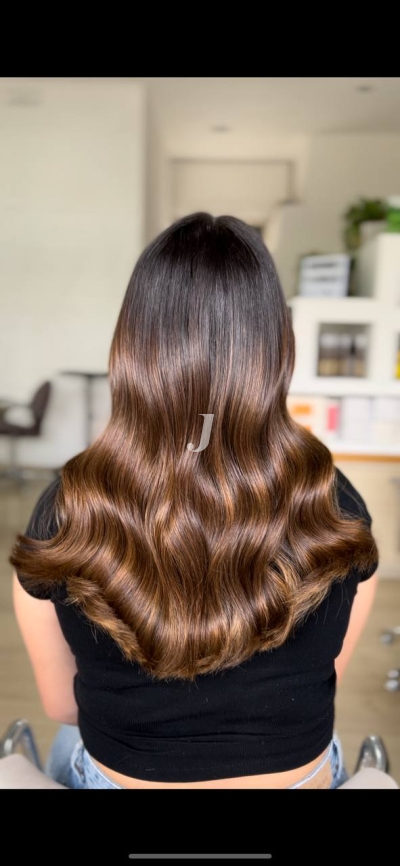 Foto di donna con capelli lunghi castano medio marrone