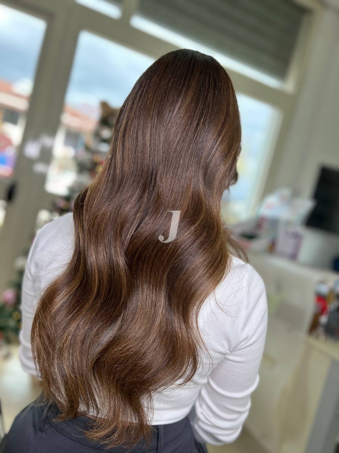 Foto di donna con capelli lunghi castano medio marrone