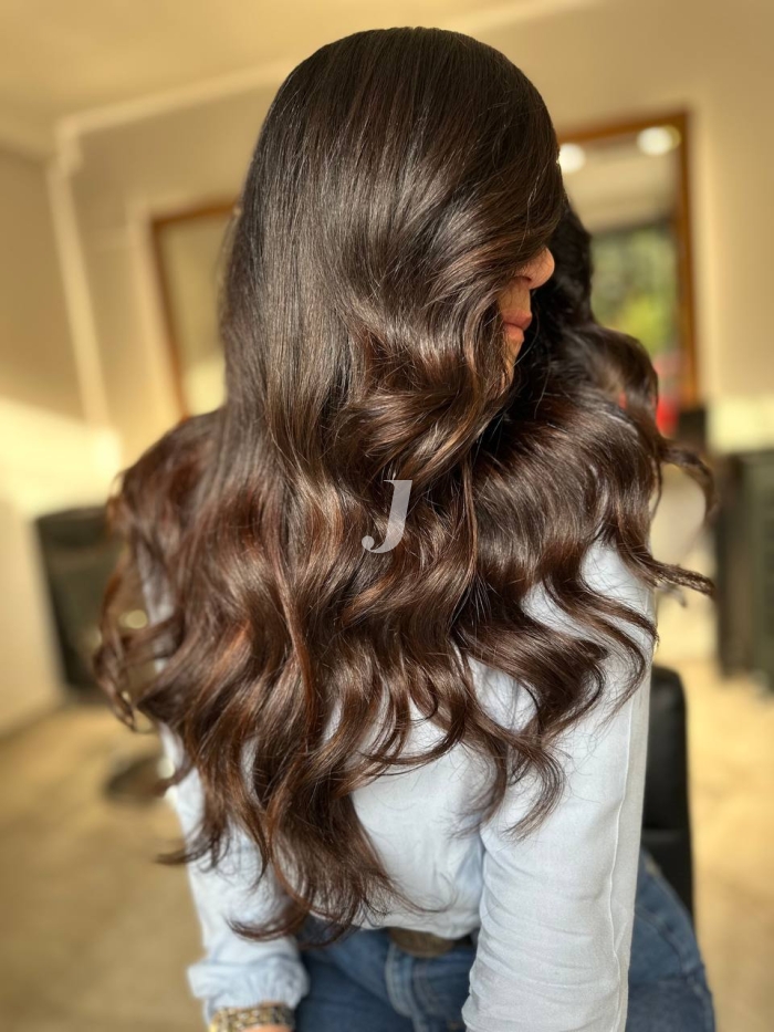 Foto di donna con capelli lunghi castano medio marrone