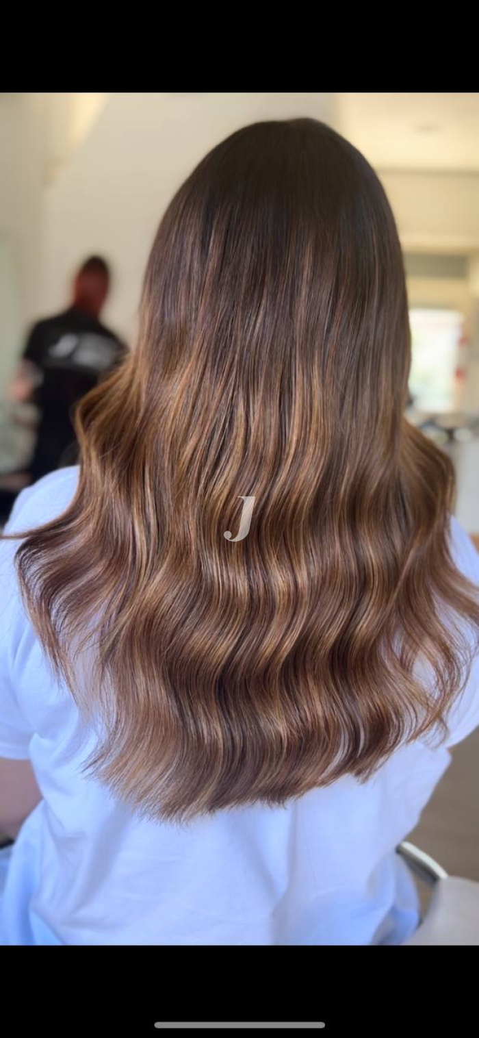 Foto di donna con capelli lunghi castano medio marrone