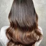 Foto di donna con capelli lunghi castano medio marrone