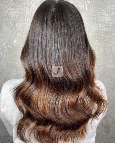 Foto di donna con capelli lunghi castano medio marrone