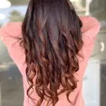 Foto di donna con capelli lunghi castano medio marrone