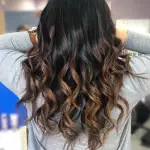 Foto di donna con capelli lunghi castano medio marrone