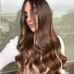 Foto di donna con capelli lunghi castano medio marrone