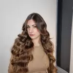 Foto di donna con capelli lunghi castano medio marrone