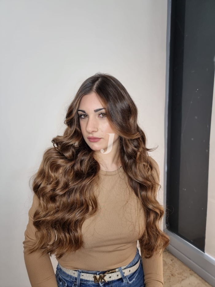Foto di donna con capelli lunghi castano medio marrone