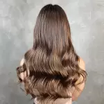 Foto di donna con capelli lunghi castano medio marrone