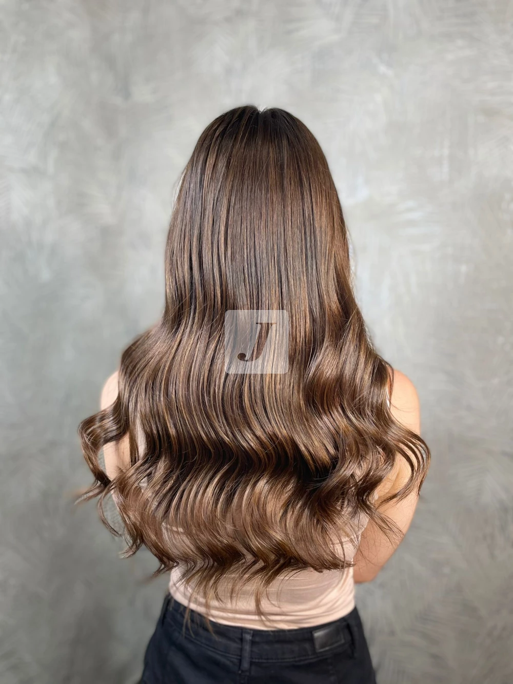 Foto di donna con capelli lunghi castano medio marrone
