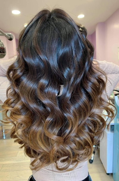 Foto di donna con capelli lunghi castano medio marrone