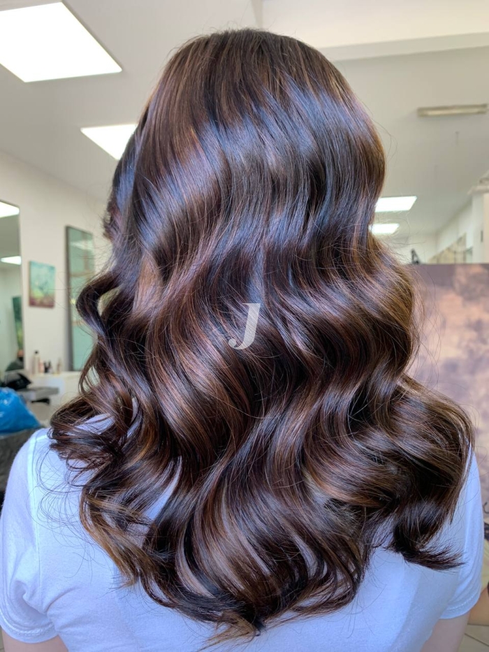 Foto di donna con capelli lunghi castano medio marrone