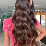 Foto di donna con capelli lunghi castano medio marrone