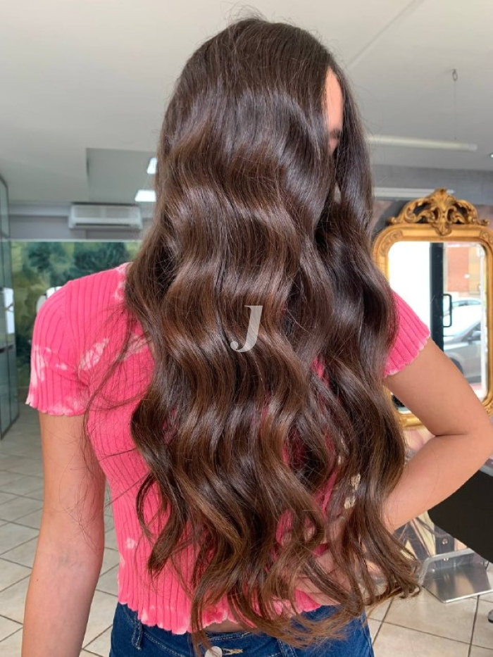 Foto di donna con capelli lunghi castano medio marrone