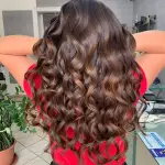 Foto di donna con capelli lunghi castano medio marrone
