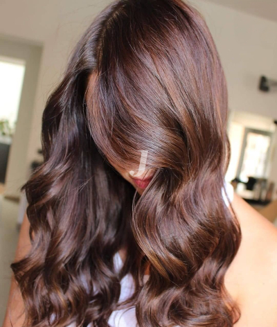 Foto di donna con capelli lunghi castano medio marrone