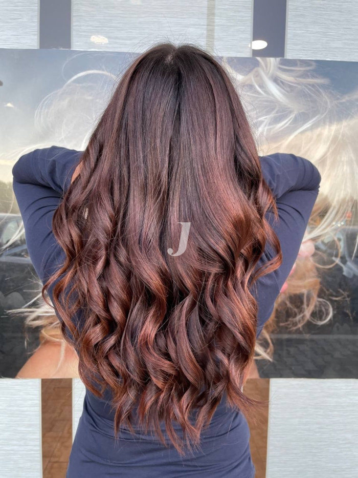 Foto di donna con capelli lunghi castano medio marrone