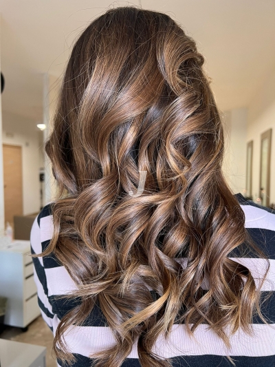 Foto di donna con capelli lunghi castano medio marrone