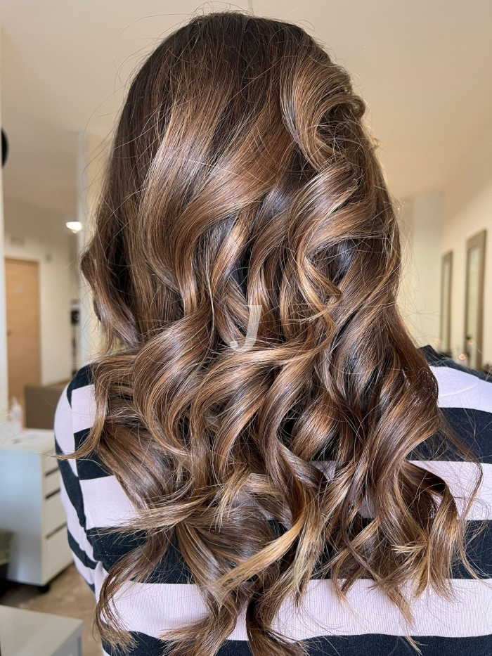 Foto di donna con capelli lunghi castano medio marrone