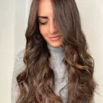 Foto di donna con capelli lunghi castano medio marrone