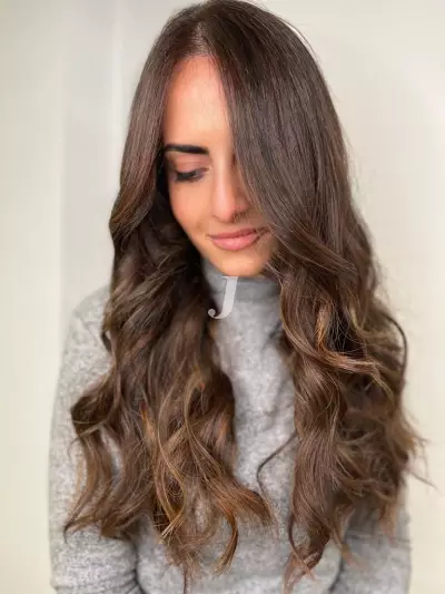 Foto di donna con capelli lunghi castano medio marrone