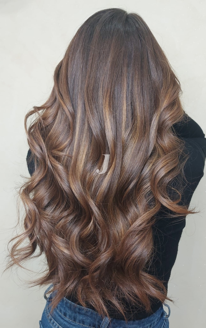 Foto di donna con capelli lunghi castano medio marrone