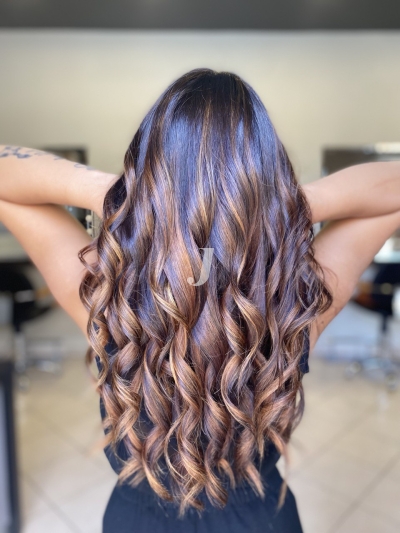 Foto di donna con capelli lunghi castano medio marrone