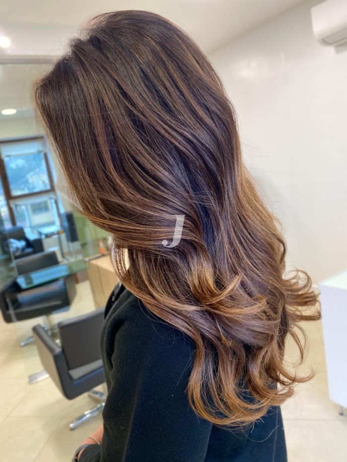 Foto di donna con capelli lunghi castano medio marrone